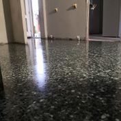 Grønt marmorsplit gulv (privat hjem)